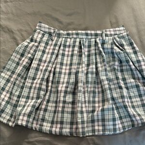 Hot Topic Junior’s Plaid Pleated Skirt - Green and White